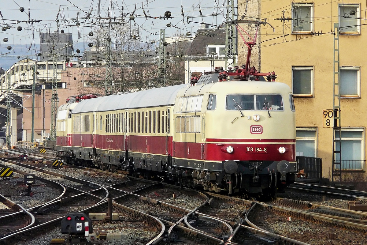 . Beim St�bern gefunden - W�hrend eines lustigen Treffens mit lieben Freunden im M�rz 2010 �berraschte mich dieser Sonderzug in Koblenz. 

Die 103 184-8 erreicht am 19.03.2010 mit ihrem Sonderzug den Hauptbahnhof von Koblenz. (Jeanny)