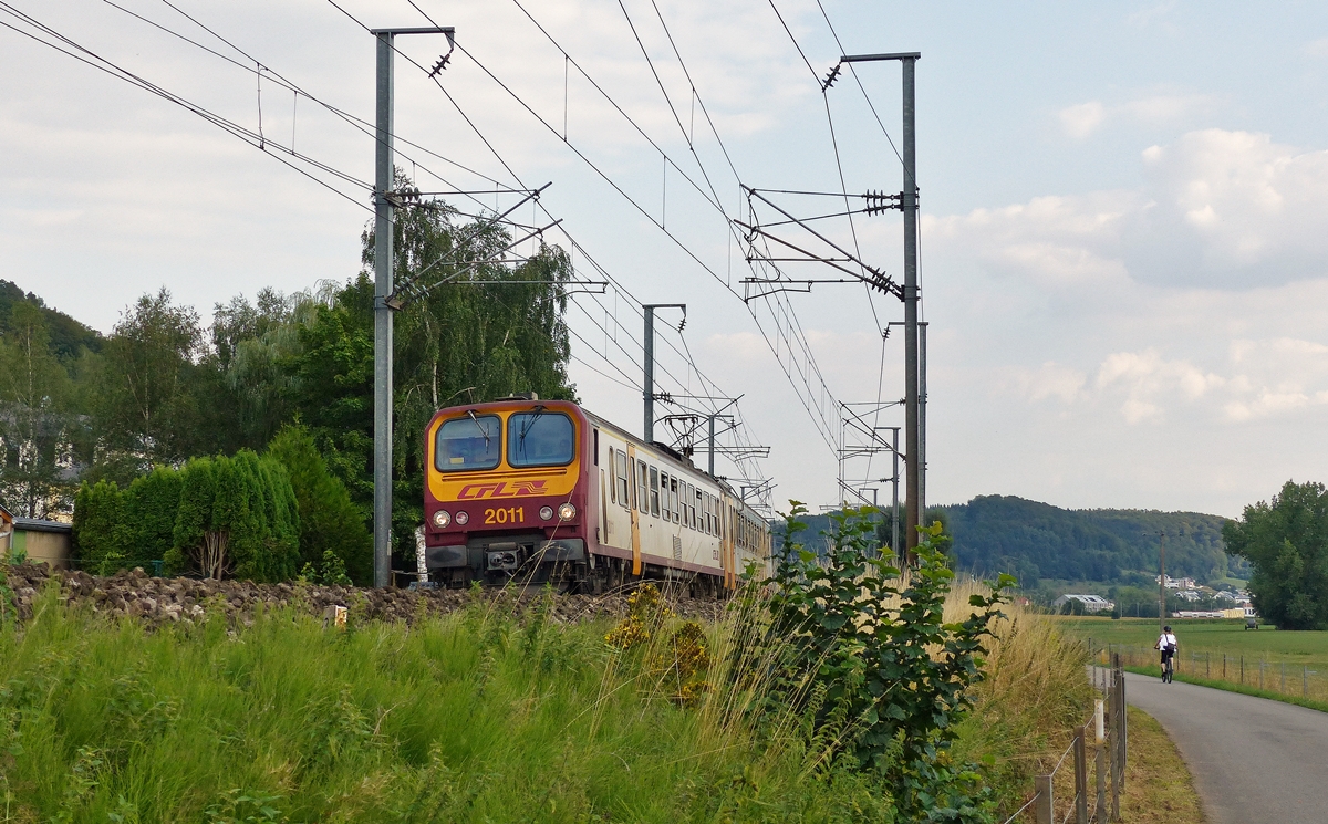 . Bevor die Nordstrecke zwischen Luxembourg und Mersch für drei Wochen gesperrt wird, fuhren wir zum Wanderweg zwischen Lintgen und Mersch, um die Vielfalt der CFL Züge nochmal fotografieren zu können.

Der Z 2011 fährt als RB 3617 Luxembourg - Diekirch an dem Ort Rollingen vorbei kurz bevor er den Bahnhof von Mersch erreichen wird. 21.08.2015 (Jeanny) 