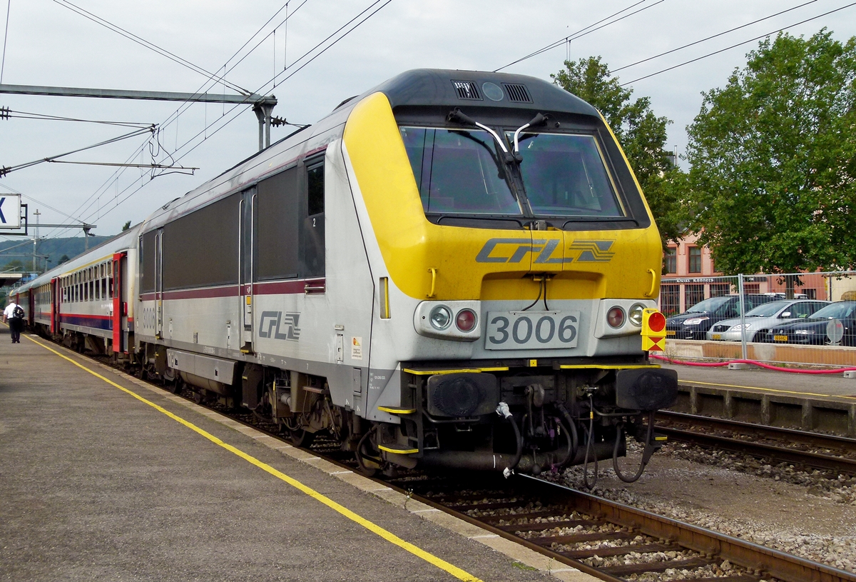 . Da die Nordstrecke zur Zeit zwischen Ettelbr�ck und Mersch gesperrt ist, mussten Opa und ich in Ettelbr�ck aus dem IR aussteigen, um unsere Reise mit dem Bus fortzusetzen. Im Bahnhof von Ettelbr�ck konnte ich aber noch die 3006 ablichten, die kalt am Schluss des IR 111 Liers - Luxembourg mitlief. Leider konnte uns keiner sagen, was mit der Lok los war. 02.09.2014 (Zo�)