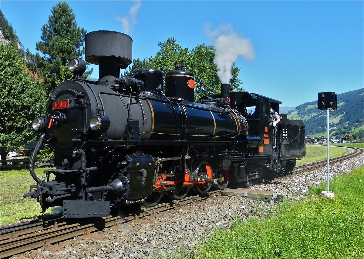 . Dampflok Nr 4 der Zillertalbahn beim umsetzen in Mayerhofen,  24.08.2016 (Hans) 
gebaut 1909 von Krauss & Co aus Linz unter der Nr 6035; 
Spurweite 760 mm; 
L�P  13700 mm; 
Bauart D1-h2; 
H�he 3,552 m; Breite 2,45 m; 
Treibachsen Durchmesser 900 mm; 
Laufachsdurchmesser 650 mm; 
Bremsbauart Gu�klotzbremse; 
Gesamt Achsstand 9590 mm; 
Leergewicht 36,5 t; Dienstgewicht 52 t; 
Rmin 80 m; 
Leistung 225 KW; 
Rostfl�che 1,71 m�, 
Wasservorrat 7,5 m�; 
Kohlevorrat 3 m�; 
Kesseldruck 12 bar; 

