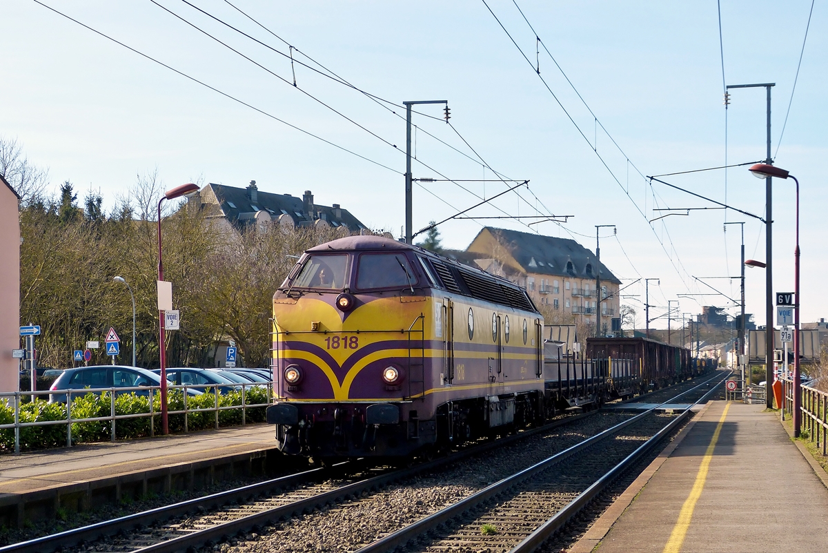 . Den 50jährigen geht es gut, sie verrichten tagtäglich wacker ihren Dienst für CFL Cargo. 

Glück im Unglück hatten wir, als wir im Bahnhof von Schifflange aus der Bahn stiegen. Die 1818 kam zwar auf dem  richtigen  Gleis, sie war aber leider nur von der Schattensteite zu fotografieren, als sie mit tollem GM Sound ihren Güterzug durch den Bahnhof zog. 24.02.2014 (Jeanny)