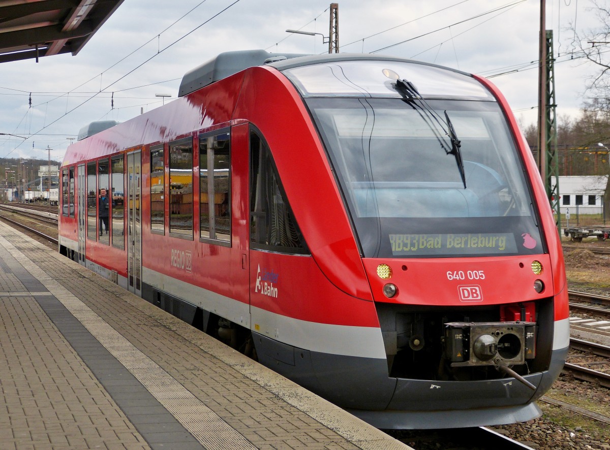 . Der Alston Coradia LINT 27 (640 005) der DreiL�nderBahn wartet am 22.03.2014 als RB 93 (Rothaarbahn) Siegen - Kreuztal - Erndtebr�ck - Bad Berleburg auf die Abfahrt und verleitet die Fotografen zu Experimenten. ;-) (Jeanny) 

Ein Gegenbild gibt es auch:

http://wwwfotococktail-revival.startbilder.de/bild/kurioses~nicht-alltaegliche-bilder~diverses/330590/spieglein-spieglein-in-dem-linteine-bahnhofsimpression.html