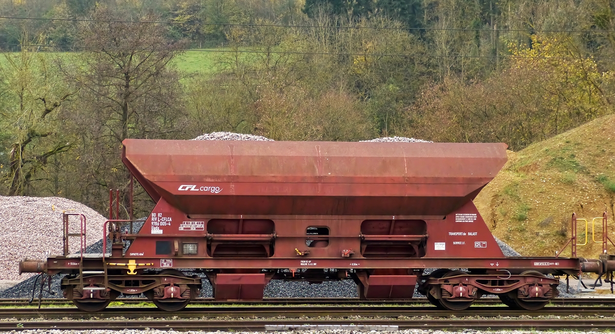 . Der CFL Cargo Schotter- und Kieswagen vom Typ Uads 80 82 RIVL-CFLCA 9786 005-4 war am 06.11.2014 im Bahnhof von Ettelbr�ck abgestellt. (Hans)