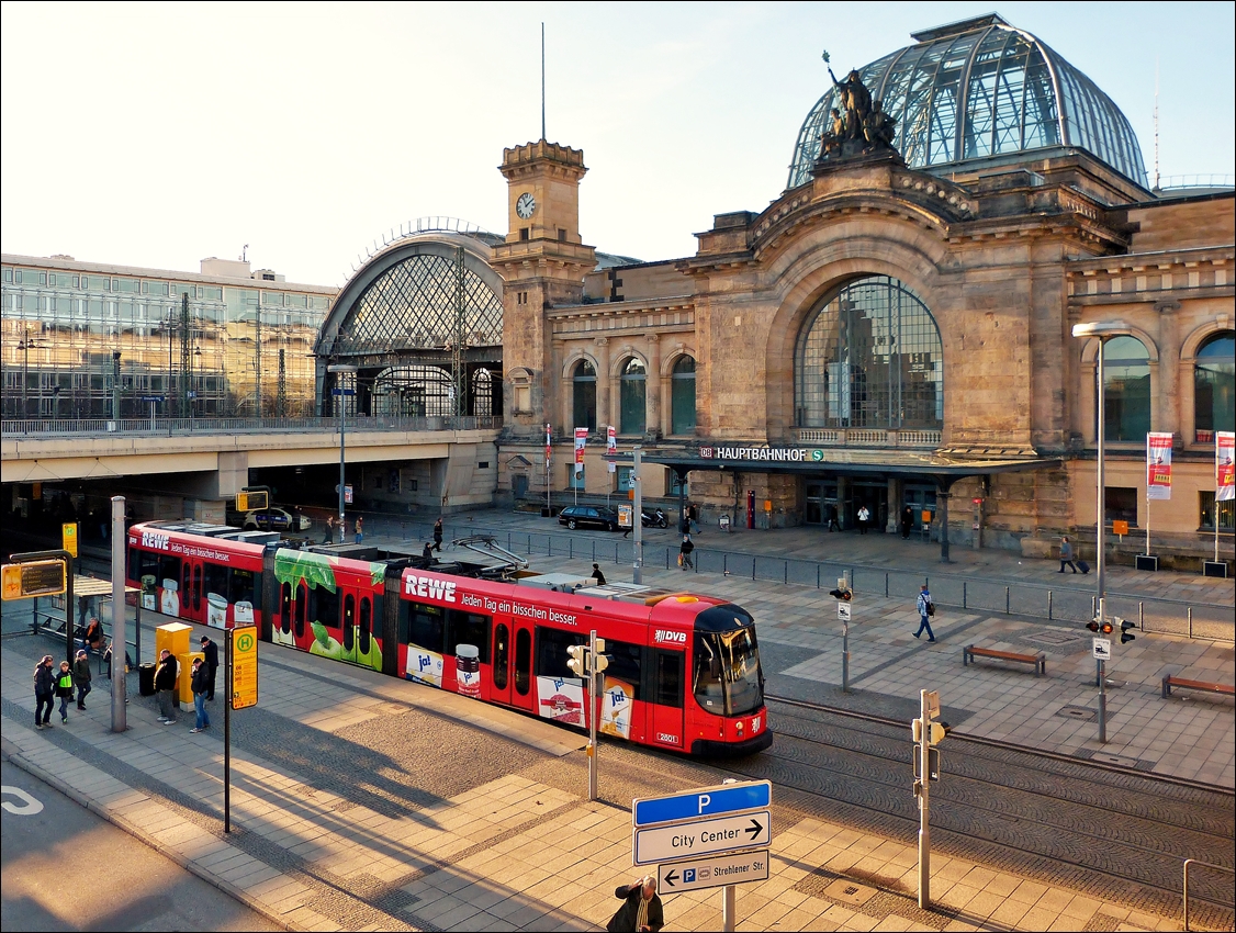 . Der DVB Niederflurgelenktriebwagen 2601 verl�sst die Haltestelle Dresden Hauptbahnhof am 28.12.2012 (Jeanny)