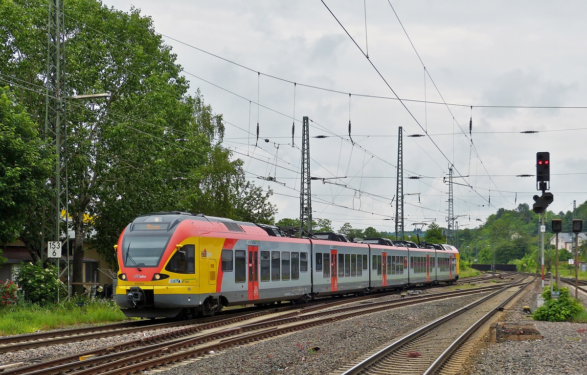 . Der f�nfteilige HLB (Hessische Landesbahn) FLIRT 429 044 erreicht am 27.05.2014 den Bahnhof von Wetzlar. (Hans)