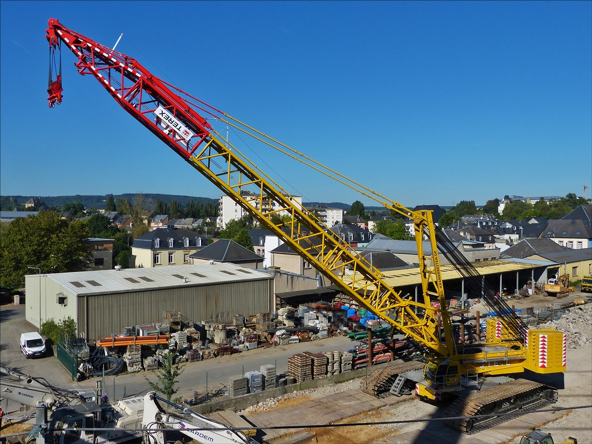 . Der Raupenkran hat seine Arbeit zum Br�ckenabbau verrichtet und wird zum Abtransport wieder zerlegt.  07.09.2016