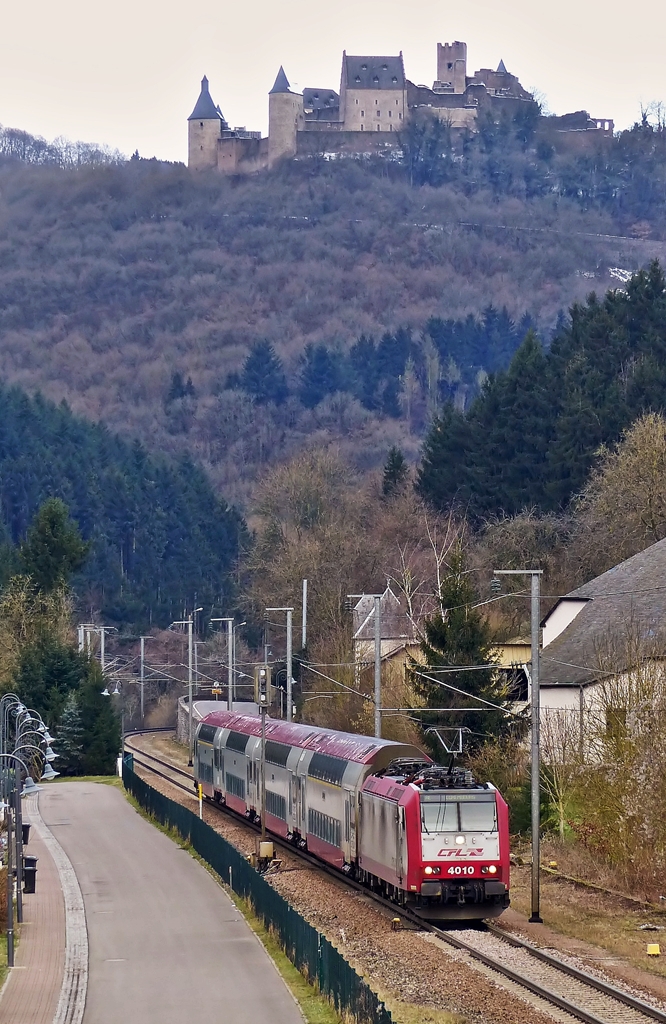 . Die 4000er sind rar geworden auf der Nordstrecke und wenn man eine erblickt, dann passt das Wetter nicht. ;-( Am 05.02.2015 zog die schmutzige 4010 den RE 3735 Troisvierges - Luxembourg durch das d�stere Michelau und konnte zusammen mit der Burg Bouscheid fotografiert werden. (Jeanny)