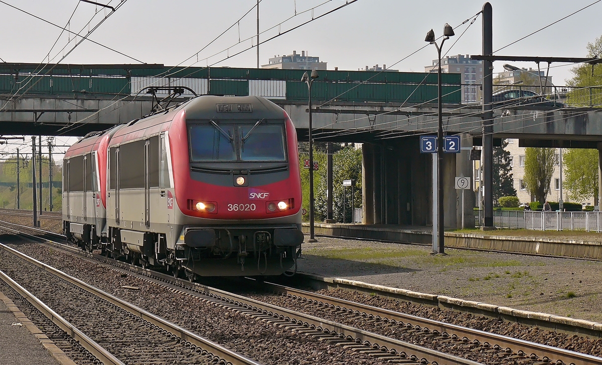 . Die Astride BB 36020 zieht ihre Schwesterlok BB 36023 durch die Haltstelle Antwerpen-Noorderdokken in Richtung Hafen. 24.04.2010 (Hans)

Die BB 36000 ist eine Baureihe von elektrischen Lokomotiven der SNCF, mit dem Kosename  Astride  (Asynchron Tricurrent Drive Engine). Gebaut von Alstom, reihen sie sich ein in die Kategorie der europ�ischen asyncronen Mehrsystem-Lokomotiven. Mit ihren  gro�en  Schwestern, den BB 26000  Sybic  z�hlen sie zu den st�rksten Lokomotiven der SNCF.

Die Astride besitzen drei unterschiedliche Stromabnehmer (1,5 kV Gleichstrom, 3 kV Gleichstrom und 25 kV 50 hz Wechselstrom). Diese Loks k�nnen in Belgien, in Luxemburg, in Italien, in Frankreich und neuerdings sogar in den Niederlanden verkehren. So sollte ein Lokwechsel an den Grenzen vermieden und eine Menge Zeit eingespaart werden.

Nach der Bestellung von 264 Lokomotiven der Baureihe BB 26000  Sybic  entschied sich die SNCF f�r einen Kontraktwechsel. Daher bekamen die letzten 30 Neubau-Lokomotiven eine Drehstromausr�stung mit Asyncron-Motoren. Doch niemand zeigte Interesse an den neuen Loks. Genau zu derselben Zeit wurden n�mlich der Personenverkehr vom G�terverkehr bei der SNCF getrennt. F�r den Personenverkehr wurde der TGV in den Focus gestellt und die meisten internationalen Nachtz�ge abgeschafft. Der G�terverkehr zeigte auch kein Interesse an dieser polyvalenten Lok. Ebenfalls zu diesem Zeitpunkt, begann Alstom mit der Entwicklung der Prima, von der sie sich h�here Renditen erhoffte, sowohl in Frankreich, als auch im Ausland. Unter diesen Umst�nden war es schwer f�r die Astride sich durchzusetzen, zu allem �bel litt sie auch noch lange unter verschiedenen Kinderkrankheiten.

Die insgesamt 60 gebauten BB 36000 wurden zwischen 1996 und 2002 ausgeliefert. Sie k�nnen eine gewisse Familienzugeh�rigkeit mit den BB 26000 nicht verleugnen, auch wenn die Ecken etwas abgerundet wurden und sie aerodynamischer ist, als die Sybic.

Obwohl die Personenz�ge mit 200, ja sogar 220 km/h ziehen kann, so wurde die Astride doch vorwiegend im G�terverkehr zwischen Belgien und Italien eingesetzt. Dort ist ihre Geschwindigkeit allerdings auf 120 km/h begrenzt.

Im Oktober 2011 kamen die Loks mit den Nummern BB 36001,2,4,5,7,11 und 15 zu Akiem. Sie behielten zwar ihre  livr�e multiservice , haben aber das SNCF Logo verloren. Drei von diesen Loks  (BB36007, BB36011, BB36015) wurden bis 200 km/h getestet und fahren jetzt im internationalen Personenverkehr zwischen Paris und Venedig, sowie Marseille und Mailand. Diese Verbindungen werden von Thello, einer Tochtergesellschaft von Veolia betrieben.

�brigens sind die CFL S�rie 3000 und die SNCB HLE 1300 sehr eng mit dem BB 36000 verwandt, handelt es sich bei diesen Loks um eine Weiterentwicklung der Astride.


Die technische Daten :

Baureihe: BB 36000  Astride 

Betriebsnummern : 36001-36030
                  36331-36360 (Aur�stung f�r Italien, Mehrfachtraktion)

Hersteller: GEC-Alsthom

Bauart: Bo'Bo'

Stromsystem: 1.500 V- und 3.000 V-Gleichstrom und 25 kV, 50 Hz-Wechselstrom

Baujahre: 1996-2002
 
