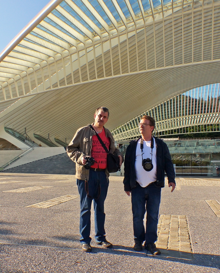 . Die beiden Bahnfotografen Michael und Armin beraten auf dem Vorplatz des Bahnhofs Li�ge Guillemins die Strategie des Tages. 18.10.2014 (Jeanny)