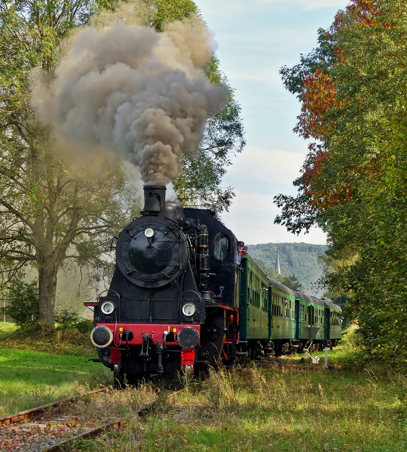 . Die Dampflok 158  Elna  der Museumsbahn CFV3V (Chemin de Fer � Vapeur des 3 Vall�es) hat am 28.09.2014 den Bahnhof von Olloy-sur-Viroin verlassen und f�hrt nun dem Endbahnhof Mariembourg entgegen. (Jeanny)