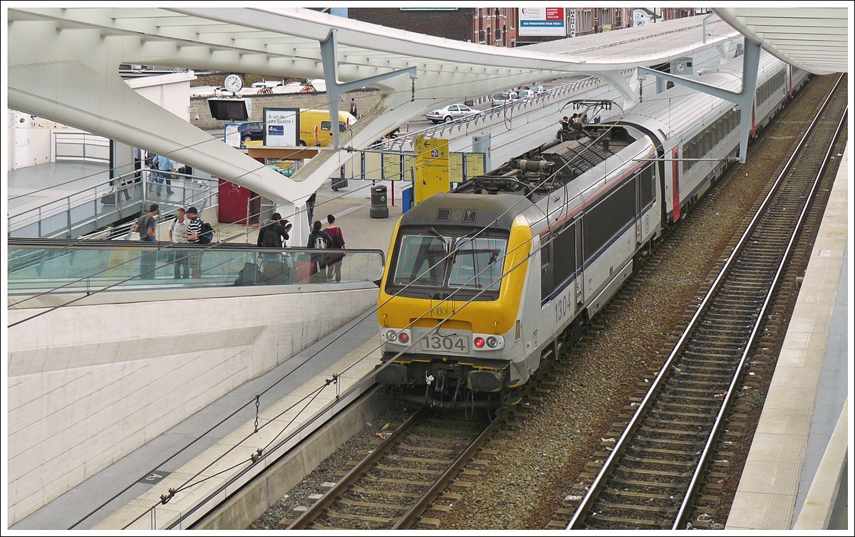 . Die HLE 1304 dr�ckt am 30.08.2009 den ICa 511 Oostende - Eupen aus dem Bahnhof Li�ge Guillemins. (Hans)