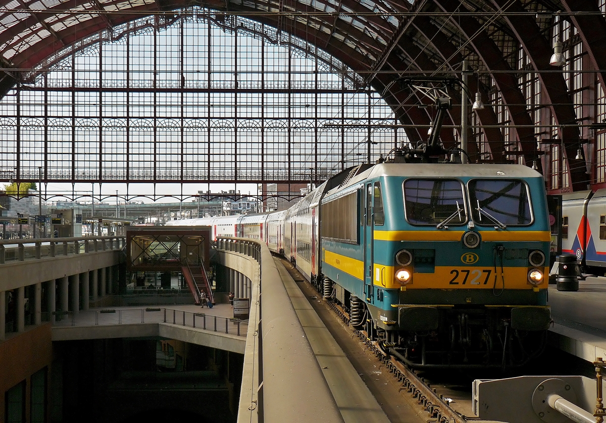 . Die HLE 2727 mit M 6 Wagen stand am 23.06.2010 in der sch�nen Halle des Bahnhofs Antwerpen Centraal. (Hans)