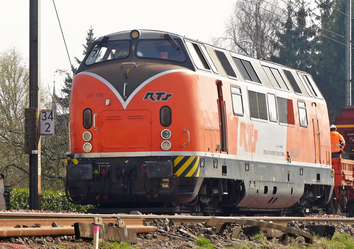 . Die RTS 221 105 (92 80 1221 105-0 D-RTS) war am 08.04.2015 auf der Gleisbaustelle in der N�he von Mersch im Einsatz. (Jeanny)

Die Lok wurde 1962 von Krauss-Maffei in M�nchen unter der Fabriknummer 18997 gebaut.
