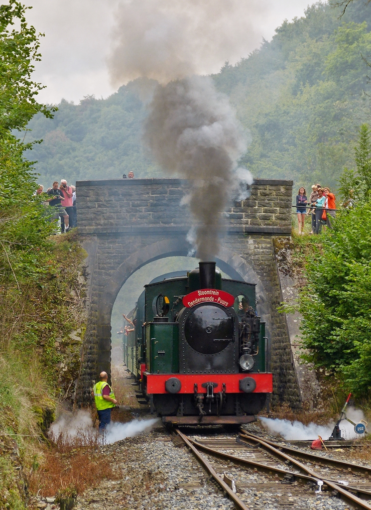 . Die sch�ne alte Steinbr�cke in der N�he des Bahnhofs Dorinne-Durnal eignet sich immer bestens als Hintergrund f�r die Dampfz�ge. Am 17.08.2013 erreicht die Tubize 2069  Helena  des Museumsvereins Stoomtrein Dendermonde-Puurs den Bahnhof Dorinne-Durnal auf der belgischen Museumsstrecke  Le Chemin de Fer du Bocq . (Jeanny)