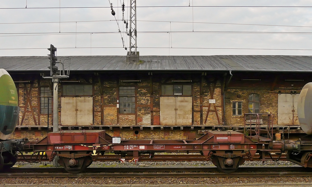. Dieser interessante Wagen war am 22.09.2011 in einem gemischten G�terzug eingereiht, welcher durch den Bahnhof von Stralsund fuhr. Dabei handelt es sich um einen Kuppelwagen der Gattung Us mit der Nummer 42 60 9100 206-6 ? DB Us. 

Zur Bef�rderung sowjetischer G�terwagen mit SA-3-Kupplung (eine halbautomatische Mittelpufferkupplung) baute die DR im Raw Leipzig ab 1984 insgesamt 450 Kuppelwagen, die, zum Teil schnelllauff�hig, als U(s) mit den GSNR 9083 und 9084 bezeichnet wurden. Diese mit Ballast beladenen Kesselwagenuntergestelle wurden urspr�nglich mit SA3-Kupplung f�r in Mukran umgespurte russische G�terwagen gebaut. Die Seite mit der gr��eren Ballastmasse trug die SA3-, die andere die Schraubenkupplung. (Hans)
