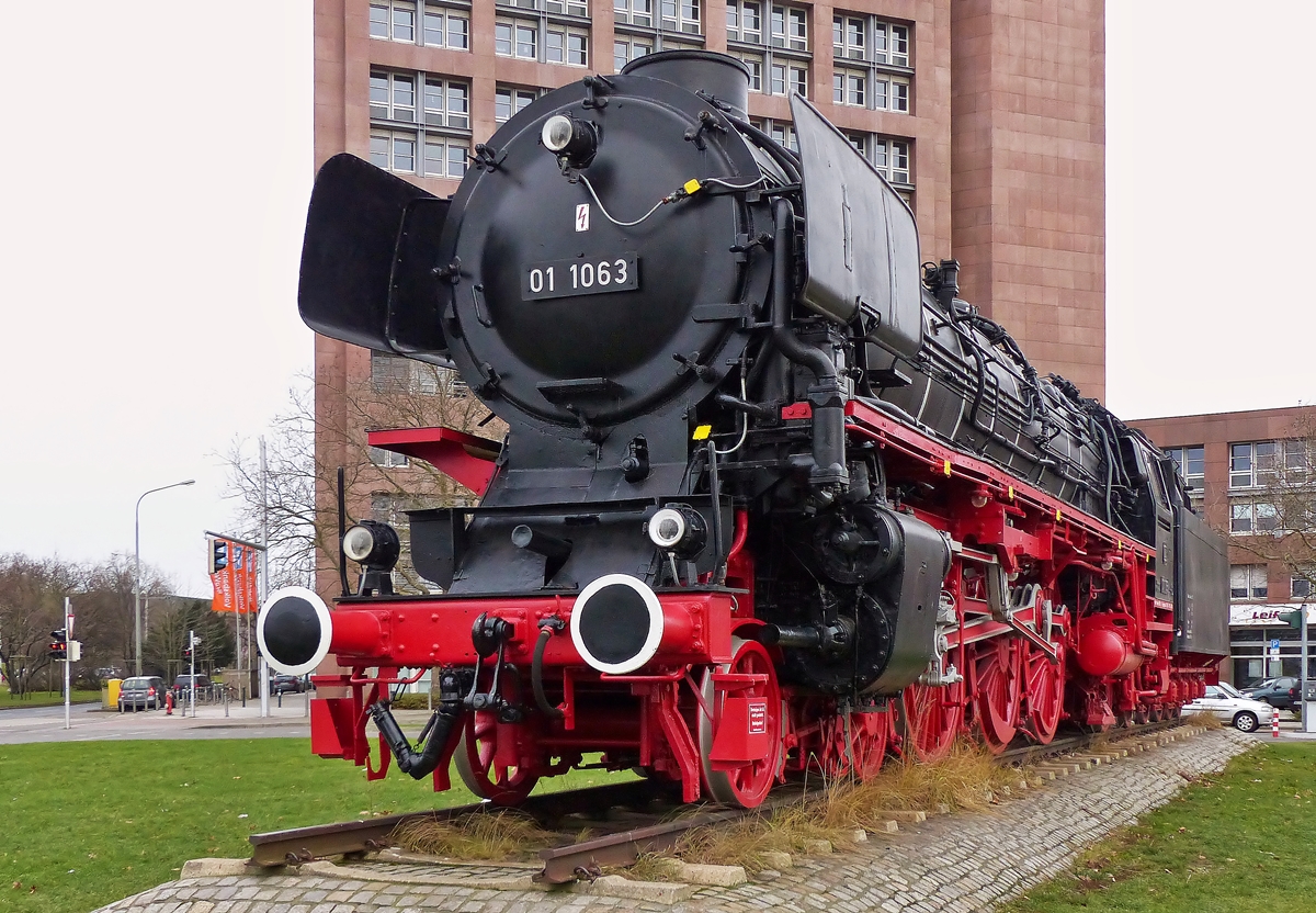 . Ein Dampfer f�r Armin - Am Hauptbahnhof in Braunschweig kann die Dampflok 01 1063 als Denkmal bestaunt werden. 03.01.2015 (Jeanny)