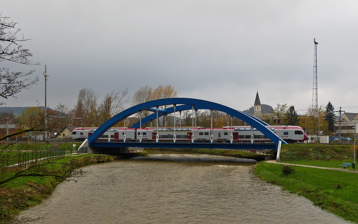 . Ein KISS f�r die blaue Br�cke - Die �berraschung war gro�, als am 06.11.2014 der CFL KISS 2308 als RB 3569 Ettelbr�ck - Luxembourg den Bahnhof von Ettelbr�ck �ber die Alzette Br�cke verliess. (Hans)