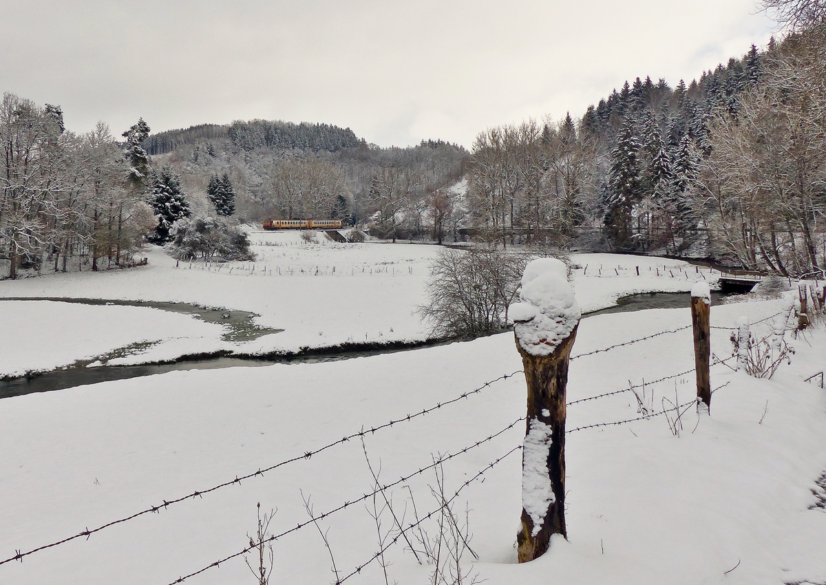 . Ein Zug-such-Bild - Anstatt immer in der N�he der Nordstrecke zu stehen, habe ich am 02.02.2015 mal versucht die Fotostelle in der N�he von Maulusm�hle von der anderen Seite zu fotografieren, w�hrend gerade der Z 2022 als RE 3838 Troisvierges - Luxembourg �ber die Woltz Br�cke f�hrt. (Jeanny) 

W�hrend dieser Aufnahme stand ich genau auf der hier zu sehenden Br�cke: 

http://hellertal.startbilder.de/bild/Luxemburg~E-Loks~Serie+3000/404370/-der-an-der-bahnstrecke-abgestellte.html