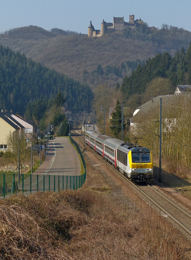 . Einen so sauberen IC hatte ich lange nicht mehr gesehen und staunte nicht schlecht, als die 3015 mit dem IC 112 Liers - Luxembourg am Haken in Michelau erschien. Da alle IC seit dem Fahrplanwechsel den Bahnhof von Michelau bedienen, fuhr der Zug schon stark abgebremst �ber die Nordstrecke vor der Kulisse der Burg Bourscheid. 18.03.2016 (Jeanny) 