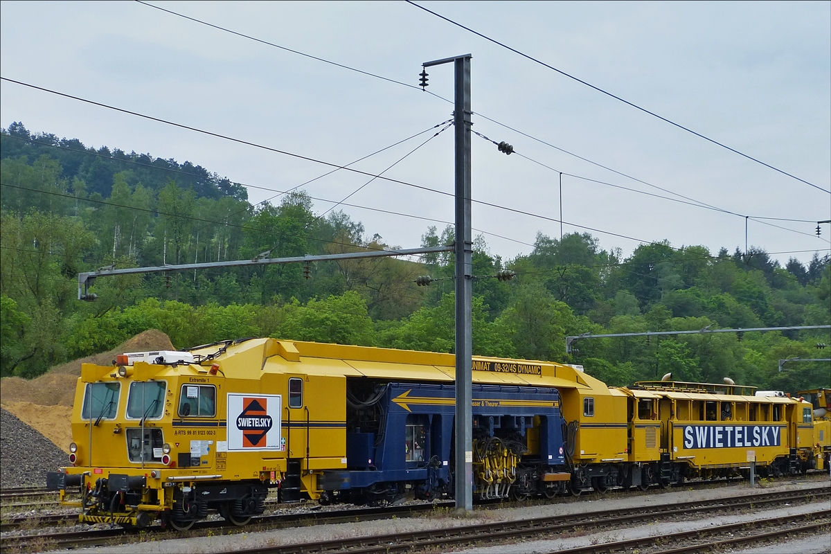 . Gleisstopfmaschine  Type Unimat 09 – 32/4S Dynamic, der Schienenbaufirma SWIETELSKY G.m.b.H., eine kontinuierlich arbeitende Zweischwellen- Nivellier-, Hebe-, Richt- und Stopfmaschine f�r Gleise und Weichen mit 3-Strang-Hebung und 4-Strang-Stopfung mit integriertem Stabilisationsanh�nger Gebaut im Jahr 2004 unter der Nr 3122 von Bahnbaumaschinen G.m.b.H Franz Plasser,                              Schweres Nebenfahrzeug von Plasser & Theurer: A-RTS 99 81 9123 002-3,         Eigengewicht  165 t    							         Zul. Anh�ngelast  60 t 							             H�chstgeschwindigkeit 100 km/h.                        				 wartet im Bahnhof Ettelbr�ck auf seinen Einsatz auf der Nordstrecke, im Tunnel Birden nahe Michelau und im Bahnhof von Kautenbach.  18.05.2016