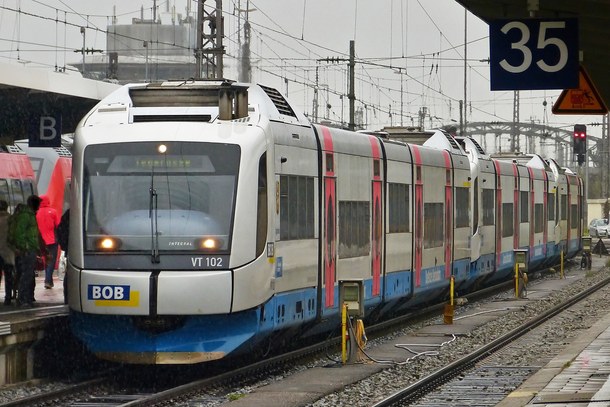 . Im str�menden Regen fahren am 07.10.2015 drei gekuppelte Integral S5D95 der Bayerischen Oberlandbahn (BOB) in den Hauptbahnhof von M�nchen ein. (Hans)