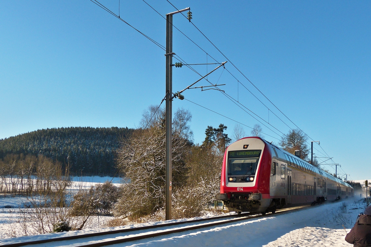 . Immer diese Fotografinen im Bild - Der RE 3787 Troisvierges - Luxembourg durchf�hrt am 28.12.2014 das beschauliche Tal der Woltz zwischen Troisvierges und Maulusm�hle. (Hans)