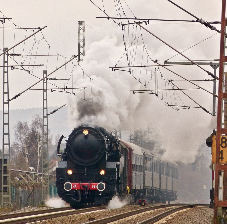 . Mit einer Versp�tung von fast einer halben Stunde tauchte dann die Dampflok 5519 mit ihrem Sonderzug zum Saarbr�cker Christkindlmarkt am Anschluss zum Kohlefraftwerk in Ensdorf auf. 20.12.2014 (Hans)