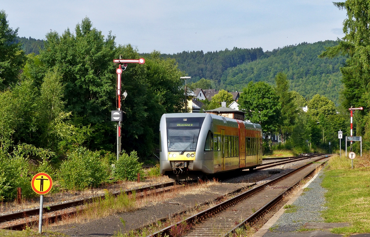 . Sommer in Herdorf - Am fr�hen Morgen des 29.06.2015 f�hrt der VT 118 (95 80 0946 418-0 D-HEB / 95 80 0646 418-3 d-HEB / 95 80 0946 918-9 D-HEB), ein Stadler GTW 2/6 der Hellertalbahn, als RB 96  Hellertal-Bahn  (Betzdorf-Herdorf-Haiger-Dillenburg) Umlauf HTB90405 in den Bahnhof von Herdorf ein. Auf unserer Heimreise war diese Fahrt die bequemste und angenehmste. (Jeanny)