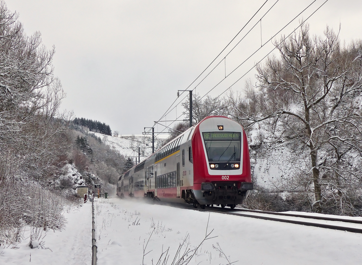. Steuerwagen voraus bef�hrt der RE 3810 Luxembourg - Troisvierges am 02.02.2015 den eingleisigen Abschnitt der Nordstrecke zwischen Maulusm�hle und Cinqfontaines. Schublok war die 3014. (Jeanny)