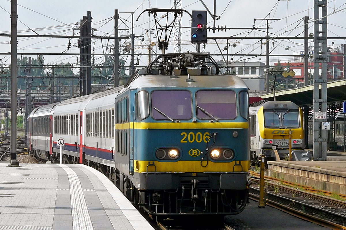 . Traurige Erinnerungen - Gestern war der letzte Tag f�r die beiden einstigen Prestige Z�ge EC Vauban und EC Iris. Was bleibt sind die Erinnerungen an bessere Zeiten. Am 28.04.2008 f�hrt die SNCB HLE 2006 an der Spitze des EC 91  Vauban  Bruxelles Midi - Chur in den Bahnhof von Luxembourg ein. (Jeanny)