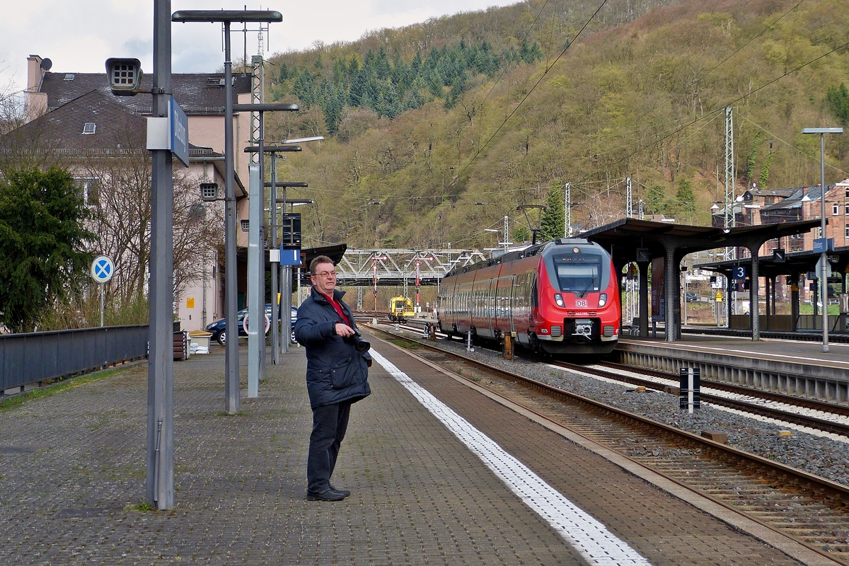 . Unser lieber Guide in Dillenburg - Ob im Ausland oder in der Heimat, unser Guide gibt immer sein Bestes und ist �u�erst besorgt um die Damen in seiner Gesellschaft:  Folgt mir und bleibt sch�n an der Seite, denn hier lauern �berall Gefahren.  ;-)
 
So gesehen in Dillenburg am kalten Morgen des 23.03.2014. (Jeanny)

Mit diesem Bild m�chten wir uns nochmal bei den lieben Hellertalern bedanken f�r das wundersch�ne Wochenende, f�r die warmherzige Gastfreundschaft und die �u�erst lustige Gesellschaft. Es hat uns sehr gut gefallen und wir freuen uns jetzt schon riesig auf das n�chste Treffen. Hans und Jeanny
