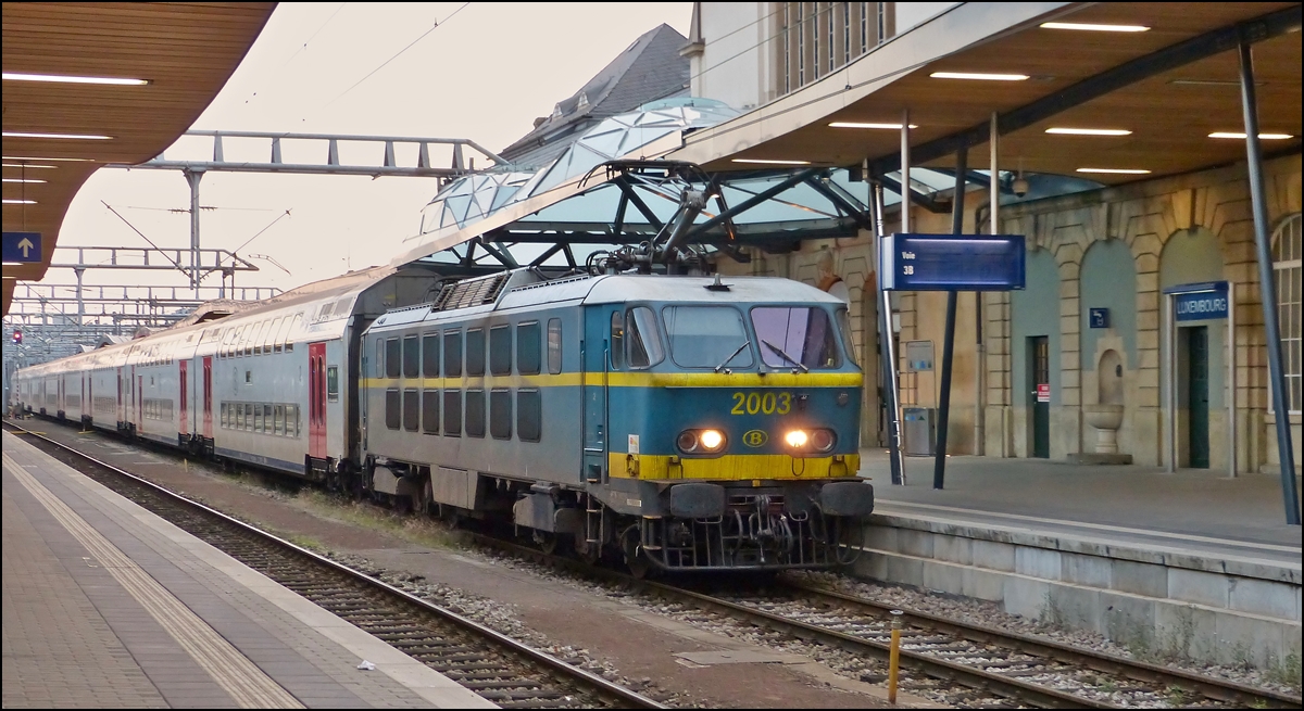 . Vielleicht unser letzes Bild einer HLE 20 in Luxemburg. Ab dem Fahrplanwechsel im Dezember 2013 sollen diese Kraftpakete ganz von den luxemburgischen Schienen verschwinden.

Die HLE 2003 erreicht mit einem IC aus Br�ssel (bestehend aus M 6 Wagen) den Bahnhof von Luxemburg am Abend des 30.09.2013. (Jeanny)