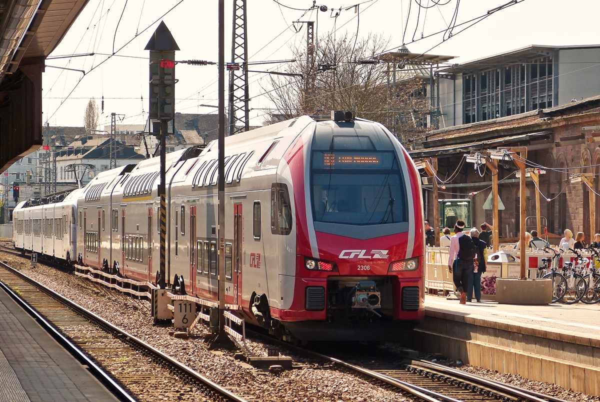 . Wegen Umbauarbeiten eignet sich der Trierer Hauptbahnhof nur bedingt zu fotografieren, trotzdem habe ich einen Nachschuss im Gegenlicht riskiert, um zu zeigen wie wenig die beiden Z�ge (DB Regio 5-teiliger FLIRT und CFL Kiss) miteinander harmonieren.

Der RE 5114 aus Koblenz f�hrt am 10.04.2015 in den Hauptbahnhof von Trier ein, um dort getrennt zu werden. Der vordere Zug f�hrt nach Mannhein, w�hrend der hintere Zug nach Luxembourg f�hrt. (Hans)