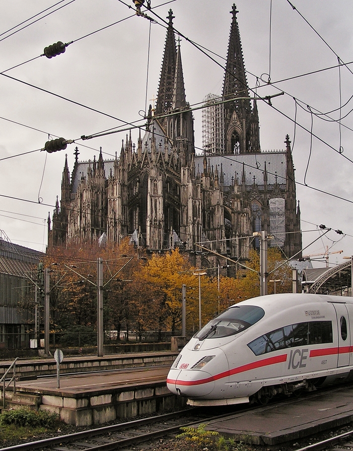 . Wenn zwei Fotografen dieselbe Bildidee haben - Am 06.11.2007 fotografierte ich den Triebkopf des ICE 4607  Hannover  bei der Ausfahrt aus dem K�lner Hauptbahnhof vor der Kulisse der herbstlichen gef�rbten B�umen und dem K�lner Dom. (Hans)
