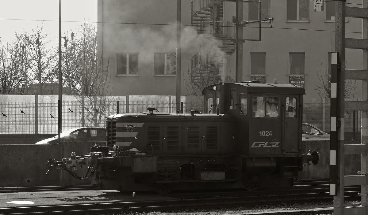 . Wie gut, ist der Bahnhof von Luxemburg-Stadt kein rauchfreier Bahnhof - Im morgentlichem Gegenlicht verrichtet die mittlerweile 58-j�hrige Kleindiesellok 1024 (eine Deutz des Typs A8 L614) dort Rangierarbeiten. (Jeanny)