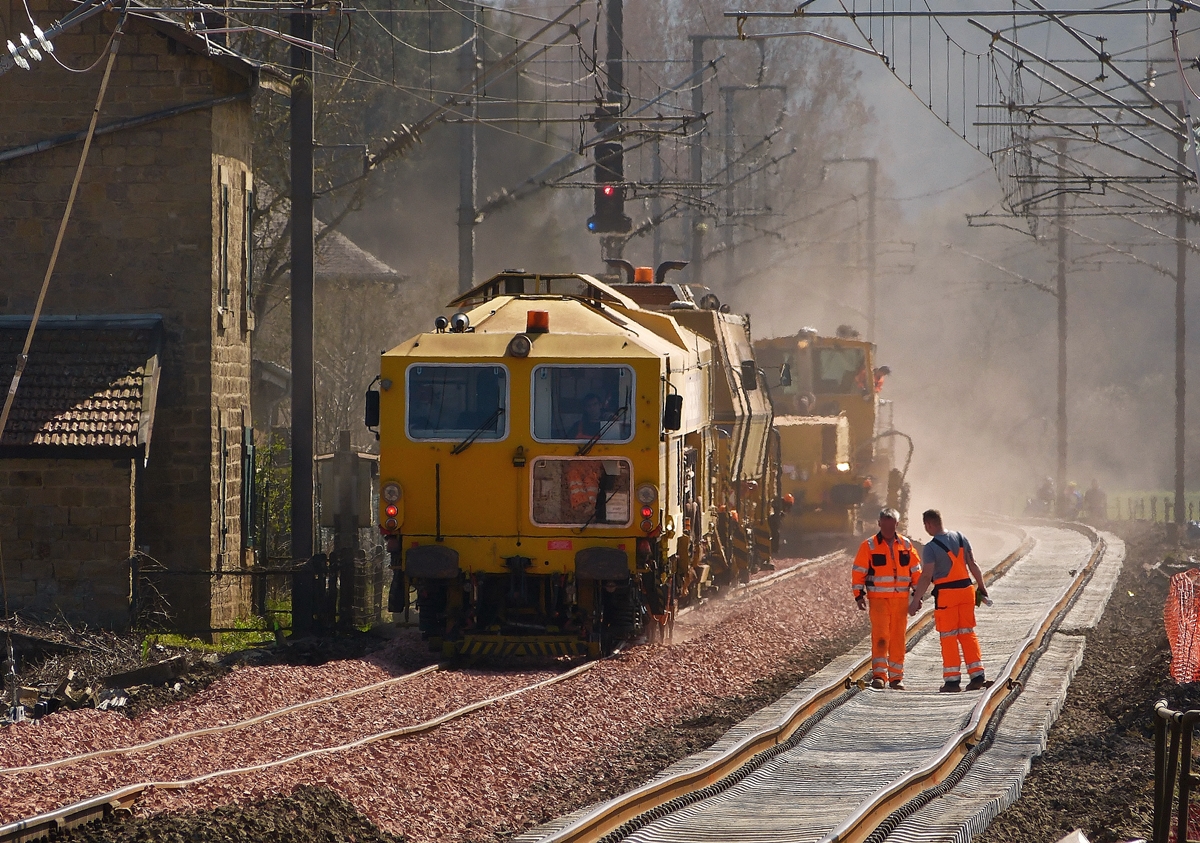 . Zur Zeit werden Gleisbauarbeiten auf der Nordstrecke ausgef�hrt. Zwischen Lorentzweiler und Mersch werden neue Gleise verlegt und am 09.04.2015 konnte ich vom Bahnsteig in Mersch aus die Arbeiten bildlich festhalten. Die Maschinen werden demn�chst noch einzeln vorgestellt. (Hans) 