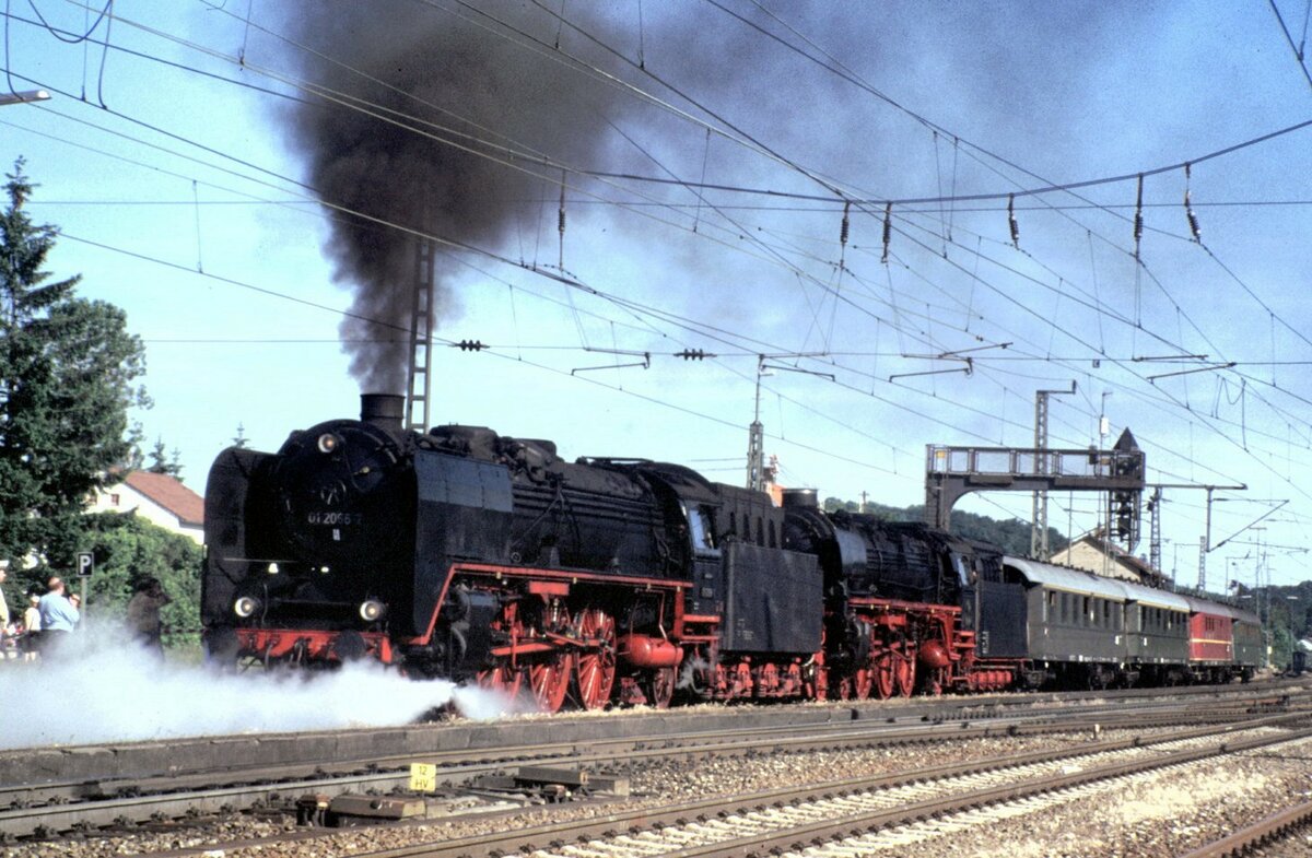 01 066 und 01 1066 in Amstetten am 15.06.1996.