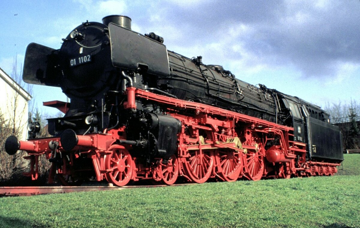 01 1102 auf einem Sockel in Bebra am 12.04.1982. Wenige Jahre später wurde die Lok vom Sockel geholt, fahrtüchtig aufgearbeitet und mit einer Stromlinienverkleidung versehen.