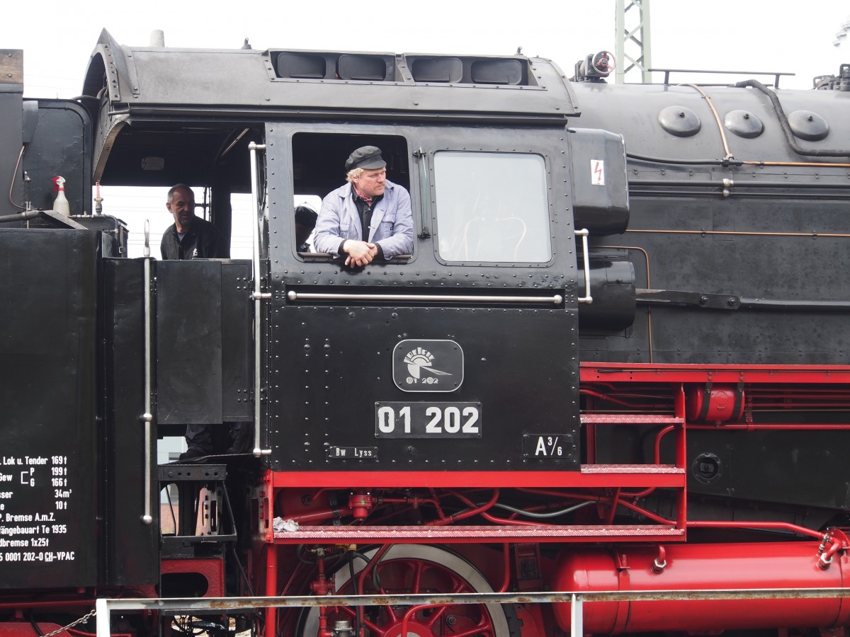 01 202 auf der Drehscheibe im Bw Dresden Altstadt beim 7.Dresdner Dampfloktreffen am 17.04.2015. Die 01 202 ist jetzt in der Schweiz beheimatet und trägt daher die Bezeichnung A 3/6. 
