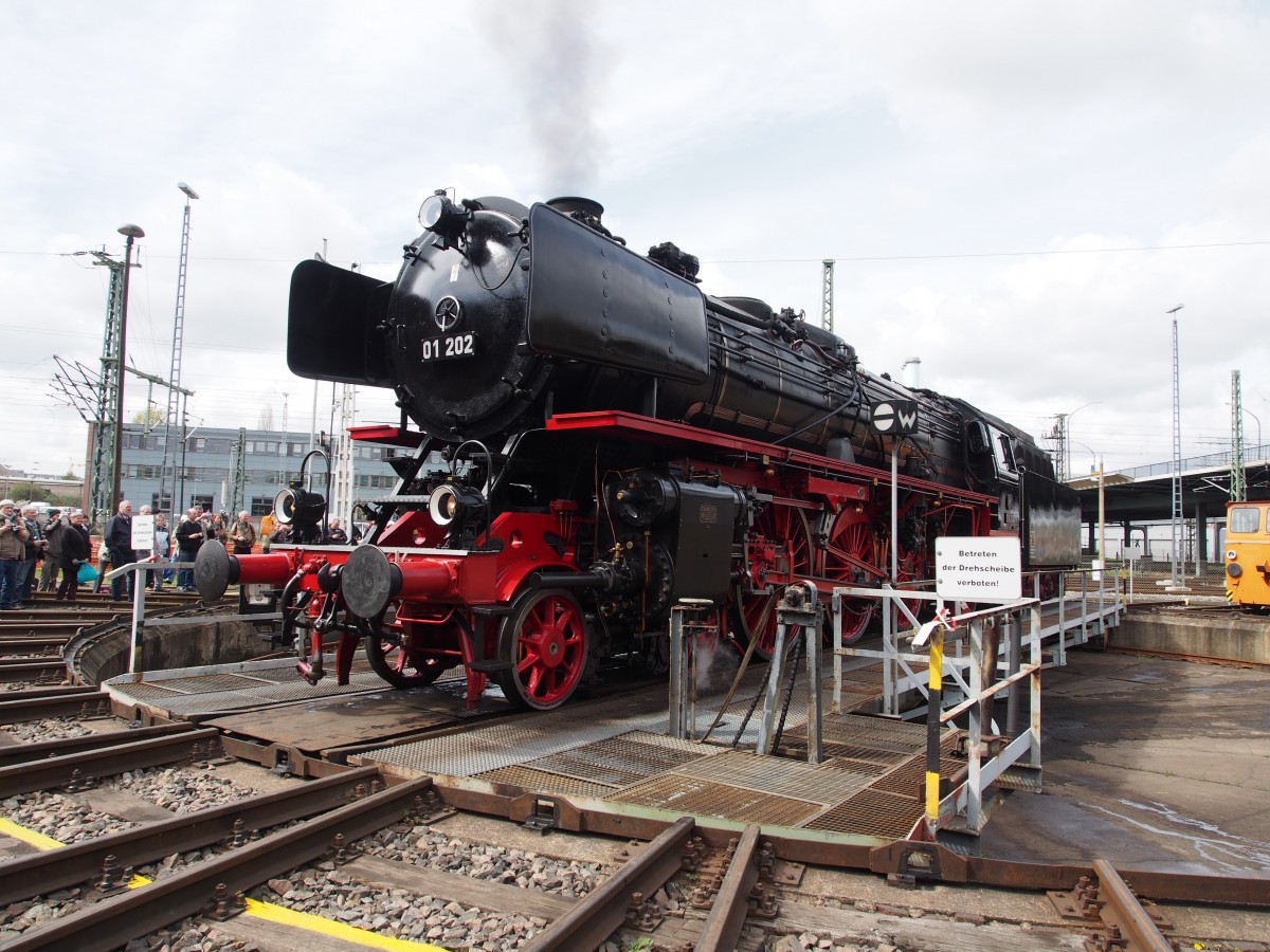 01 202 auf der Drehscheibe im Bw Dresden Altstadt beim 7.Dresdner Dampfloktreffen am 17.04.2015.