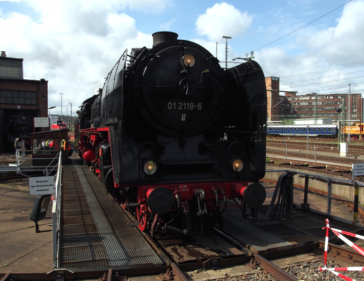 01 2118-6 auf der Drehscheibe im Bw Dresden Altstadt am 17.04.2015 beim 7. Dampfloktreffen.