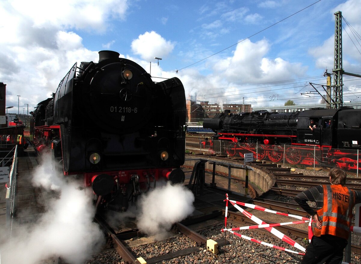 01 2118-6 auf der Drehscheibe im Bw Dresden Altstadt beim 7. Dampfloktreffen am 17.04.2015.
