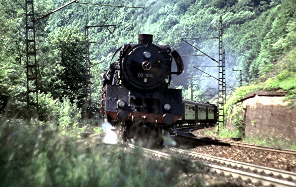 03 1010  auf der Geislinger Steige mit Sonderzug und 58 311 als Schublok am 15.06.1996.