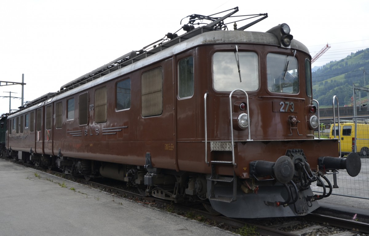100 Jahre BLS: Ae 8/8 273 (Ab 1992 Ae 485) ausgestellt anl�sslich des Nordrampenfestes im Bahnhof Frutigen (28.06.2013).
Die Indienststellung erfolgte 1963, Hersteller SLM/BBC, L�P: 30,23 m, Vmax: 125 km/h. 
Haupteinsatzgebiet waren schwere G�terz�ge, aber auch vor Reisez�gen waren die im Volksmund  Muni  (Stier) genannten Ae 8/8 anzutreffen. Viele Dienste wurden im Laufe der Zeit durch modernere Maschinen ersetzt. Ein letztes Einsatzgebiet der Ae 8/8 Nr. 273 war die Bef�rderung von Aushubz�gen mit Aushubmaterial des neuen L�tschbergbasistunnels.
2004 wurde die 273 zur historischen Lokomotive erkl�rt. 