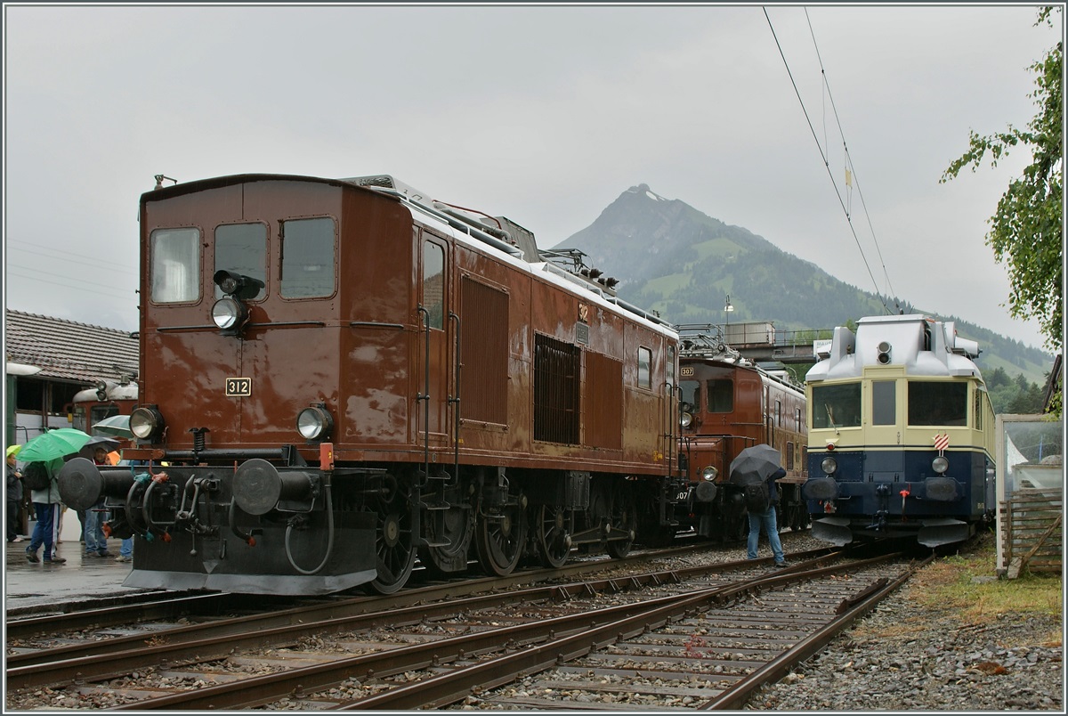 100 Jahre BLS: Wie weniger Geduldig als Dampflokfotografen in Meiningen war ich in Frutigen, so dass es beim Foto der BLS Ce 4/4 312 nicht ganz ohne Beiwerk abging.
29. Juni 2013 