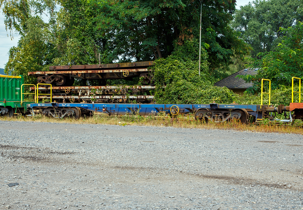 1.000mm-Schmalspur-Containertragwagen der Brohltal-Schmalspureisenbahn Betriebs-GmbH BEG 601, der Gattung S4kk, ex der spanischen FEVE, am 03.08.2020 in Brohl-L�tzing auf der Gleisanlage Rheinanlagen der Brohltal Eisenbahn. 
Dahinter aufgestapelt noch einige ehemalige Containertragwagen der spanischen FEVE (Ferrocarriles de V�a Estrecha)  Containertragwagen noch im Originalzustand (nicht Aufgearbeitet).

Technische Daten:
Baujahr: 1976 (SAV)
Leergewicht: 11.000 kg
Ladegewicht: 37.000 kg
Ladebreite: 2.100 mm
Ladel�nge: 12.500 mm
L�nge �ber Puffer: 13.780 mm
Der Wagen ist f�r die Steilstrecke zugelassen.