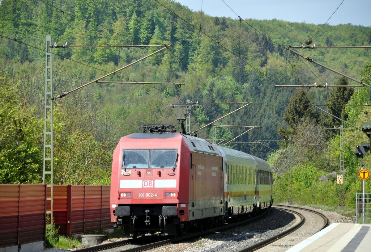 101 002-4 mit IC in Lonsee am 06.05.2011.