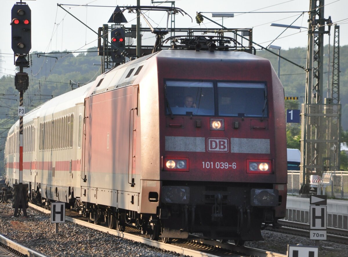 101 039-6 mit IC in Amstetten am 18.06.2012.