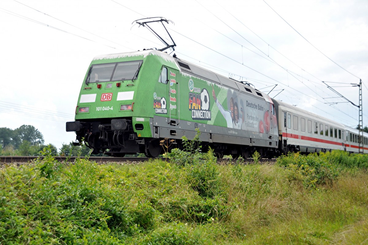101 040-4 mit Werbung für die Fußball WM 2010 am 08.08.2010bei Neu-Ulm Pfuhl. Auch wenn die Werbung schon öange überholt und die Folie ab ist, die Lok sieht einfach gut aus.