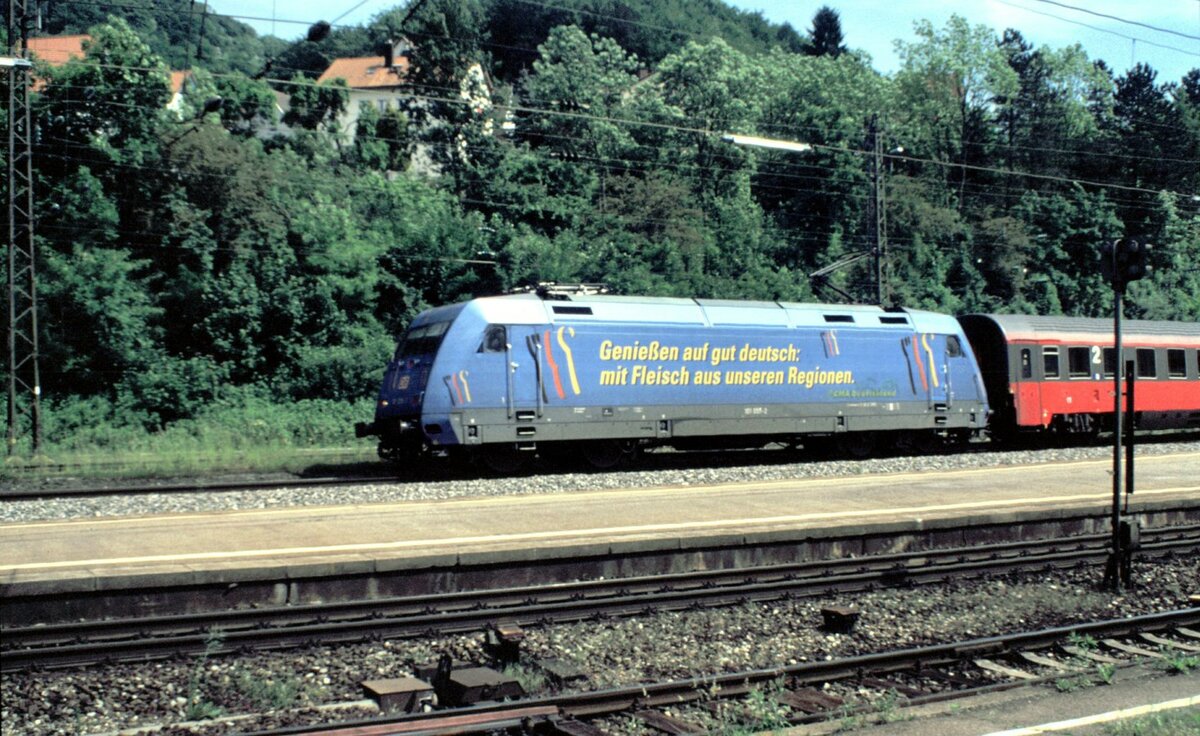 101 055-2 mit Fleischwerbung und EC Mozart in Geislingen/Steige am 29.05.2001.